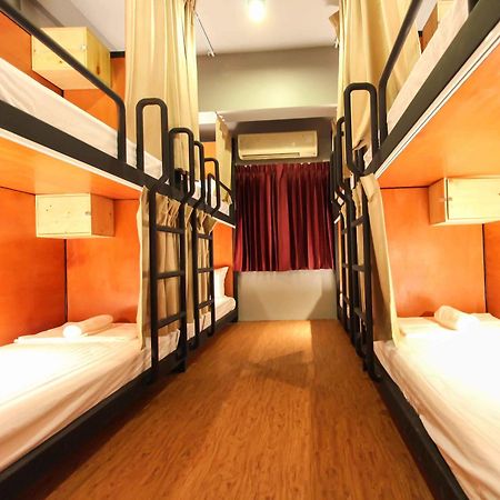 Thonglor Travellers Hostel And Cafe Bangkok Exterior photo