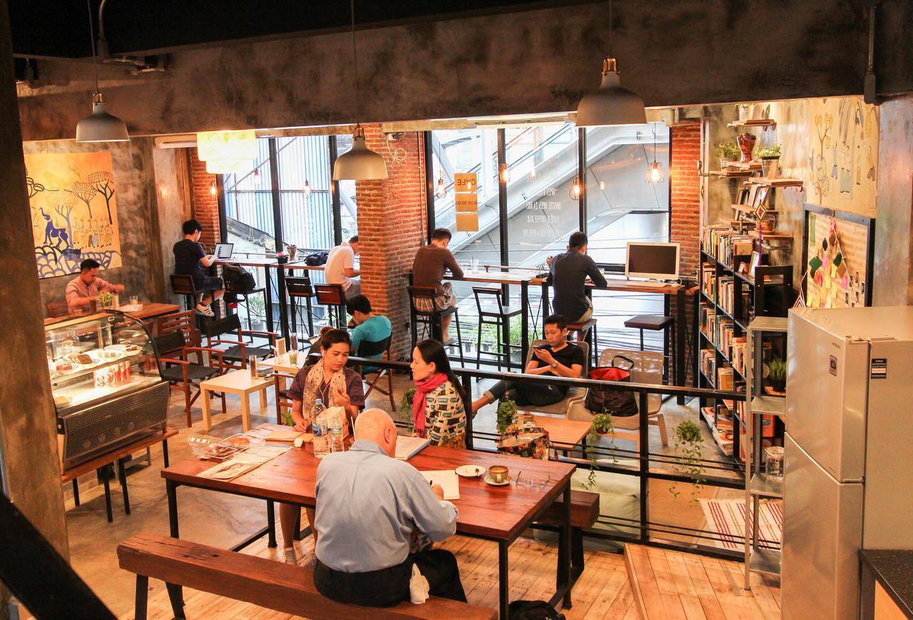 Thonglor Travellers Hostel And Cafe Bangkok Exterior photo