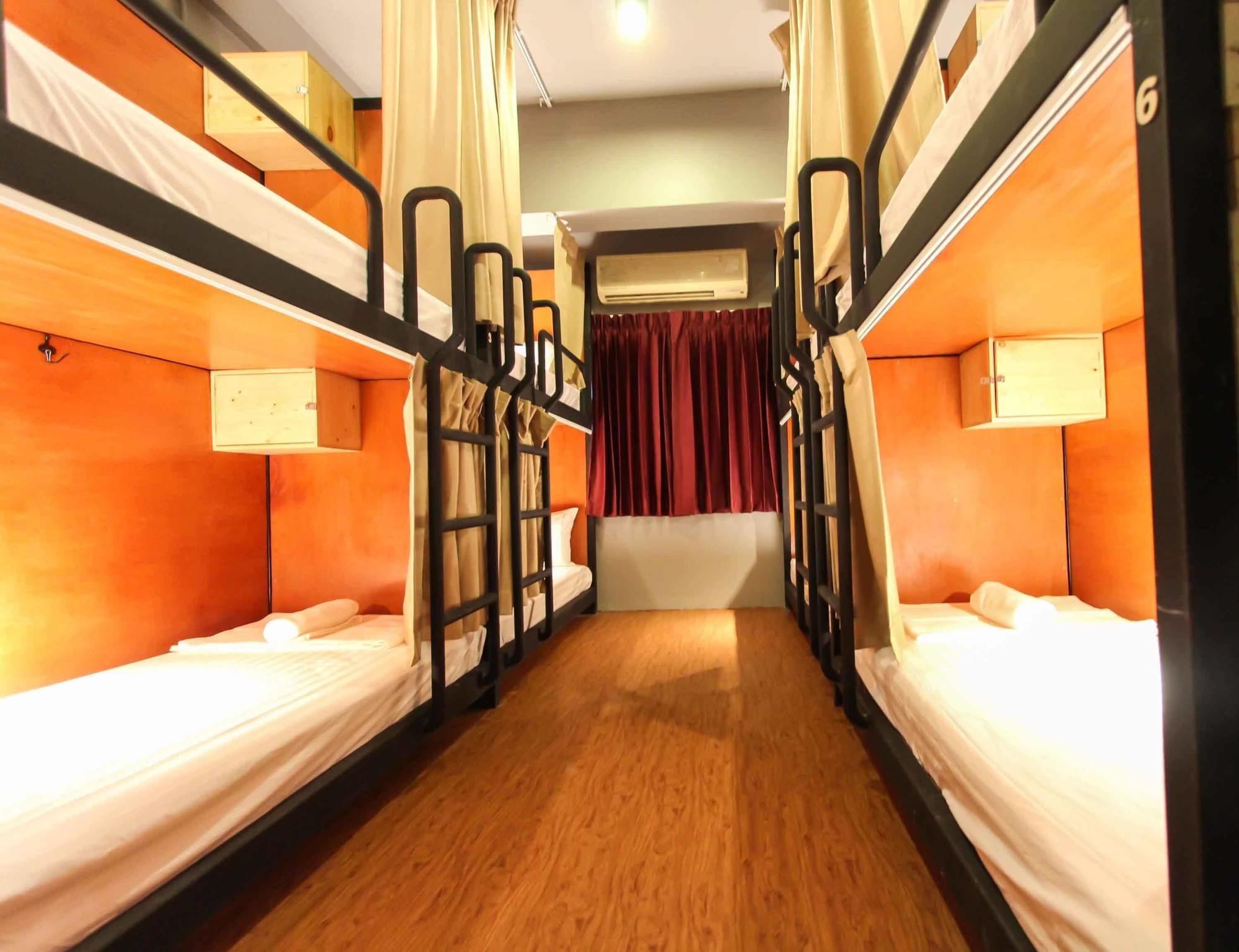 Thonglor Travellers Hostel And Cafe Bangkok Exterior photo