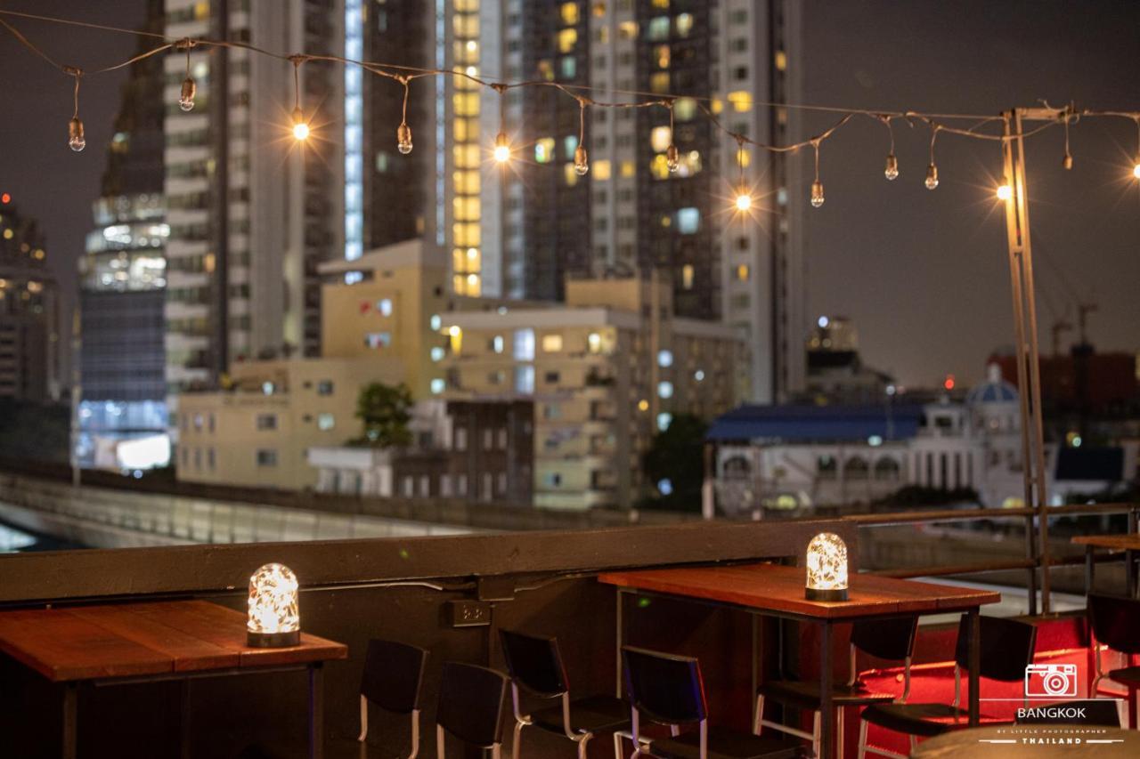Thonglor Travellers Hostel And Cafe Bangkok Exterior photo