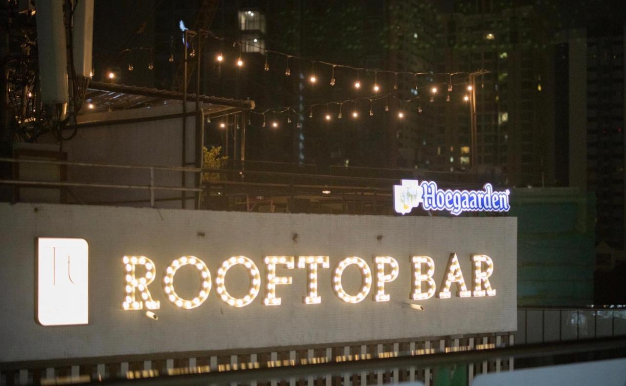 Thonglor Travellers Hostel And Cafe Bangkok Exterior photo