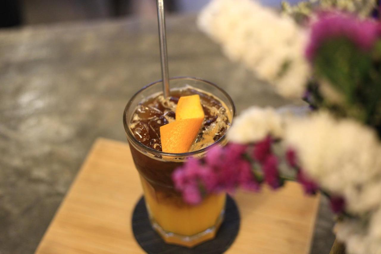 Thonglor Travellers Hostel And Cafe Bangkok Exterior photo