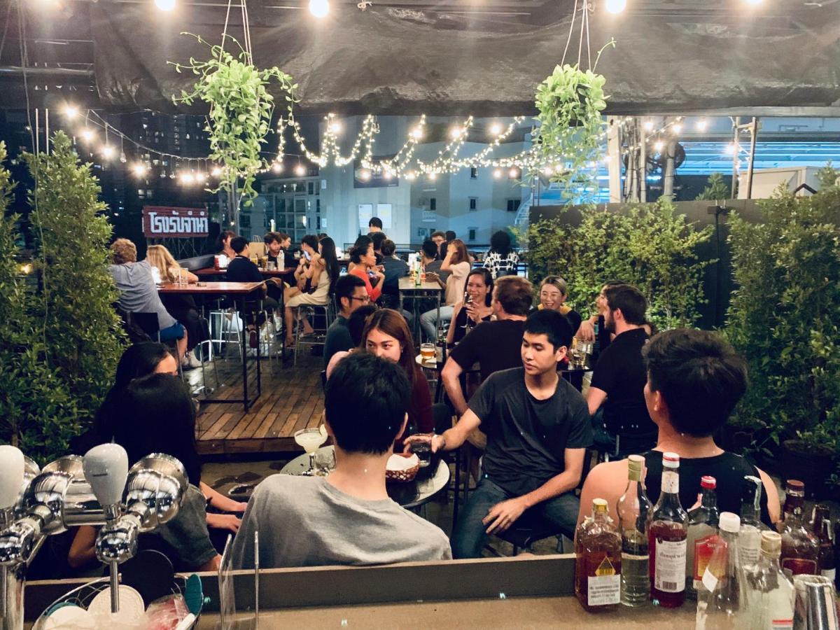 Thonglor Travellers Hostel And Cafe Bangkok Exterior photo