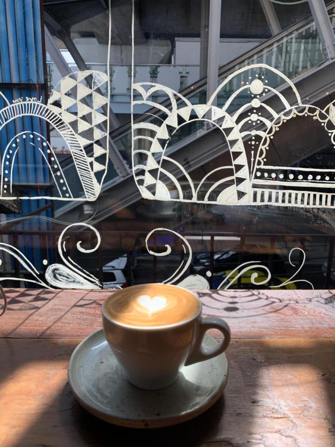 Thonglor Travellers Hostel And Cafe Bangkok Exterior photo