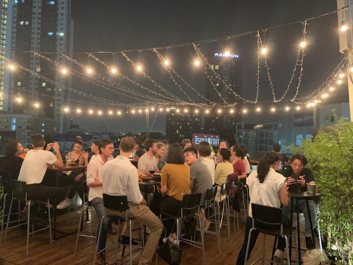 Thonglor Travellers Hostel And Cafe Bangkok Exterior photo