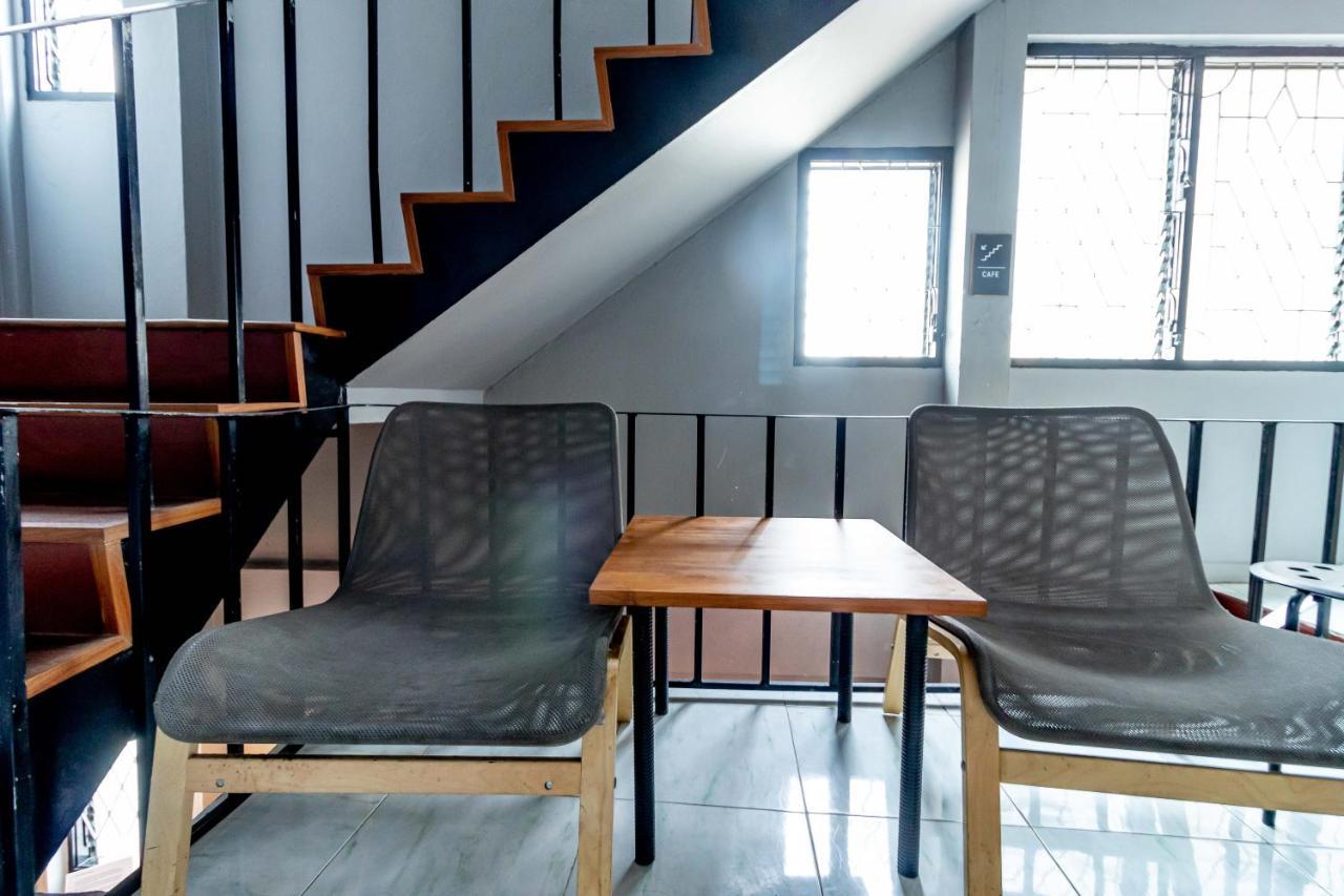 Thonglor Travellers Hostel And Cafe Bangkok Exterior photo
