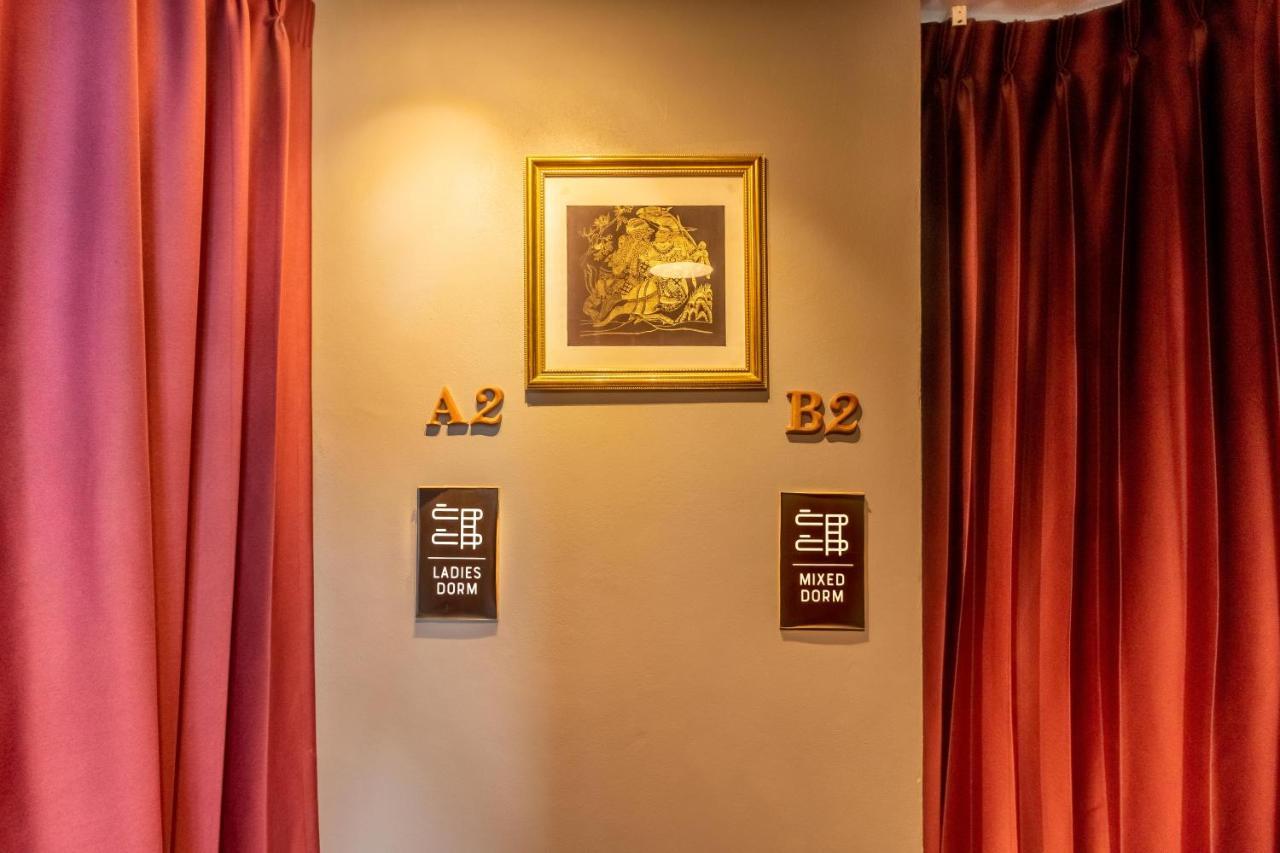 Thonglor Travellers Hostel And Cafe Bangkok Exterior photo