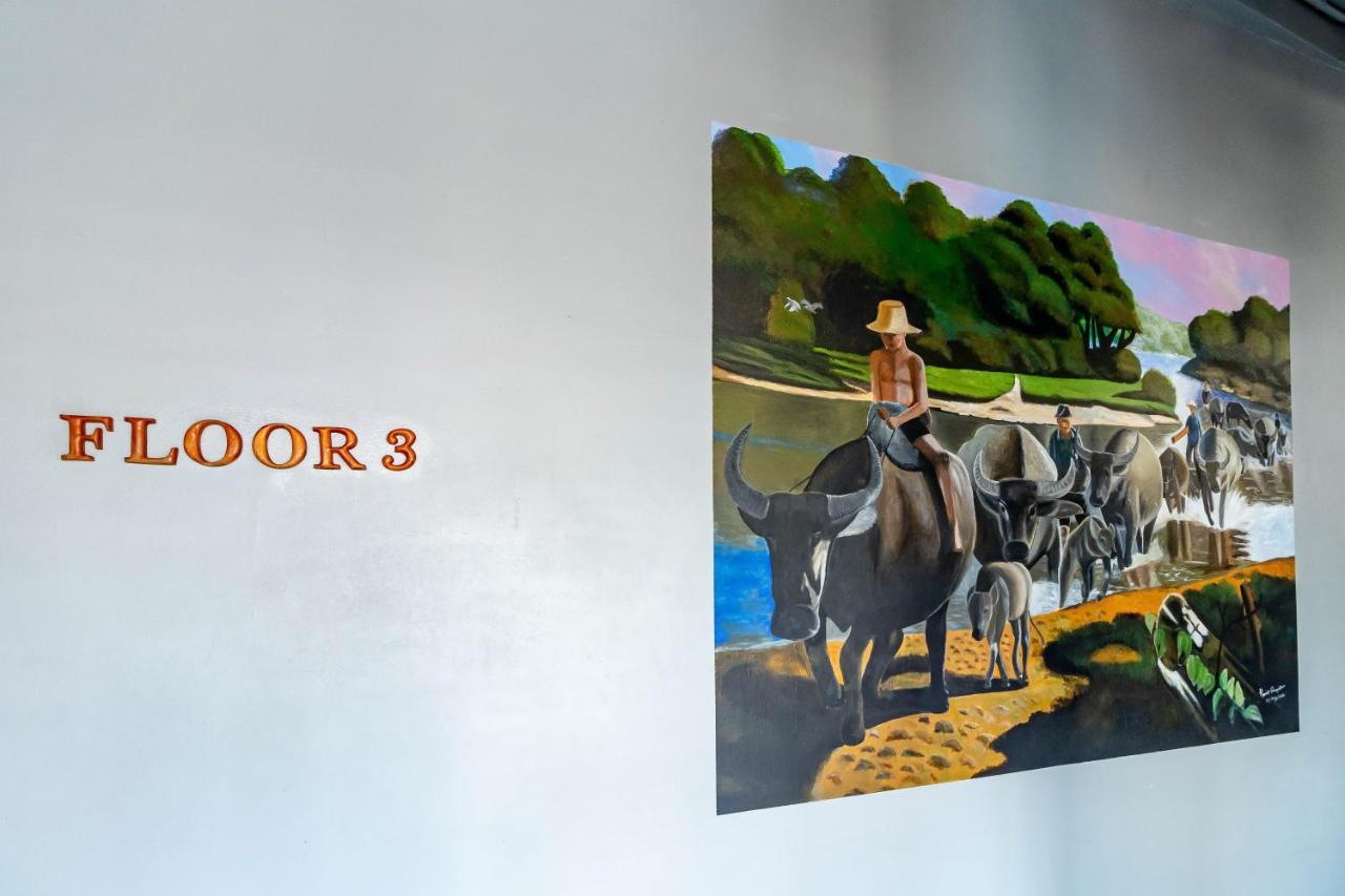 Thonglor Travellers Hostel And Cafe Bangkok Exterior photo