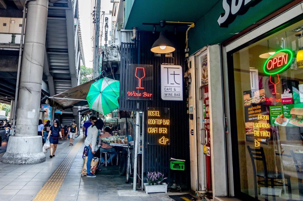Thonglor Travellers Hostel And Cafe Bangkok Exterior photo