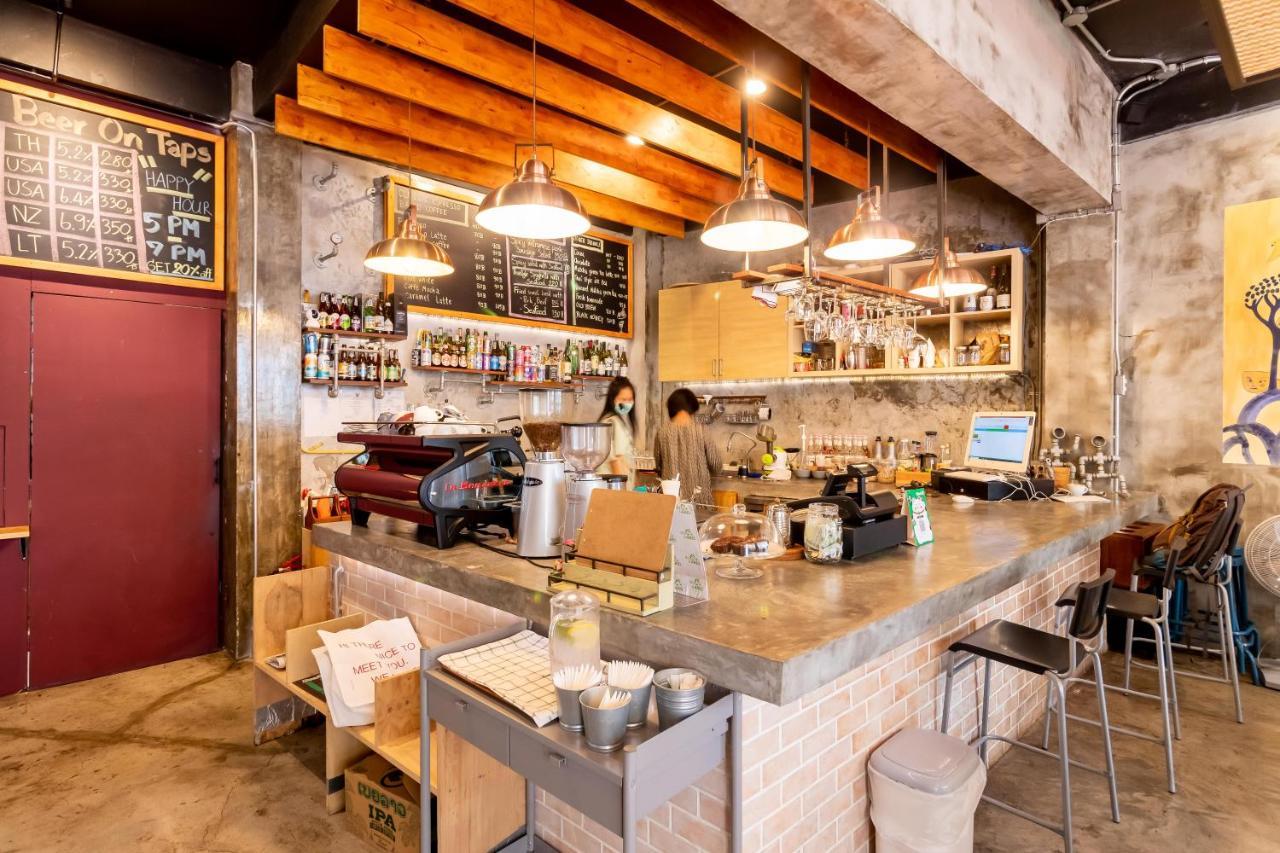 Thonglor Travellers Hostel And Cafe Bangkok Exterior photo