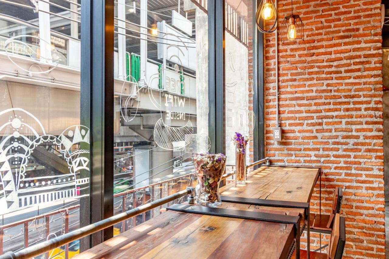 Thonglor Travellers Hostel And Cafe Bangkok Exterior photo