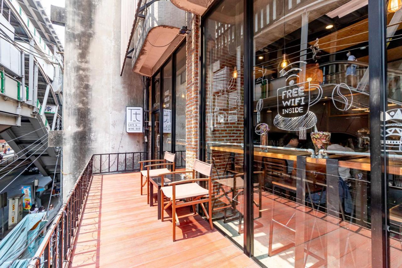 Thonglor Travellers Hostel And Cafe Bangkok Exterior photo